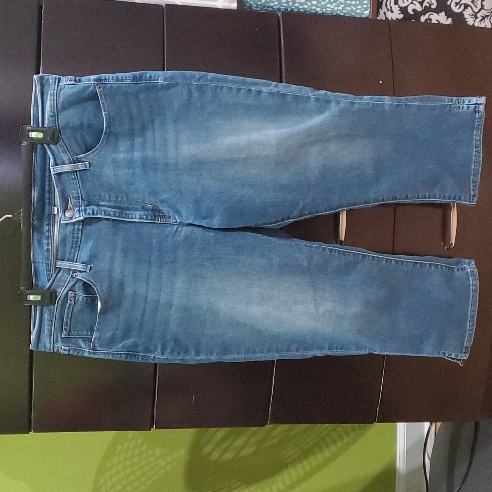 Cropped Levi's jeans